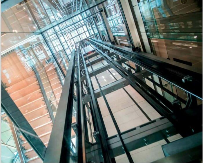 Dekobild Aufzugsschaft mit Glas umschlossen